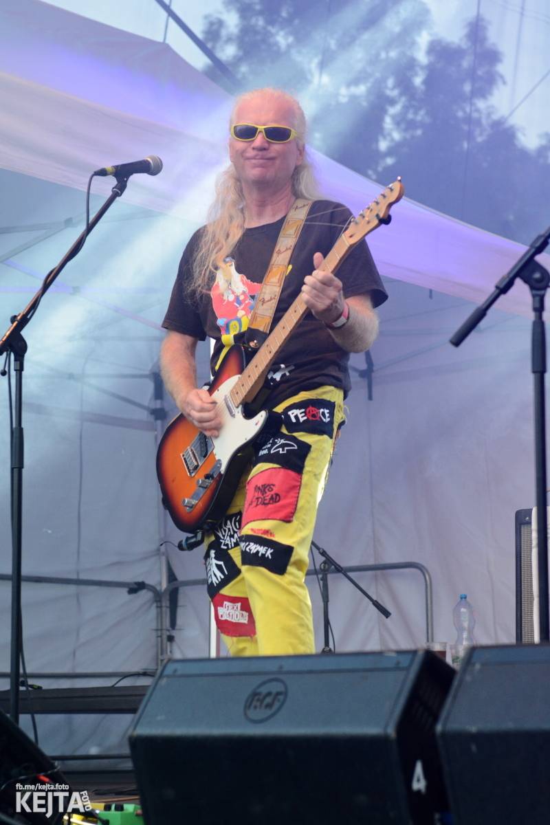 Páteční oslava Tří sester byla plná nejen punkových legend, zahráli Visací zámek, Ivan Mládek i Plexis