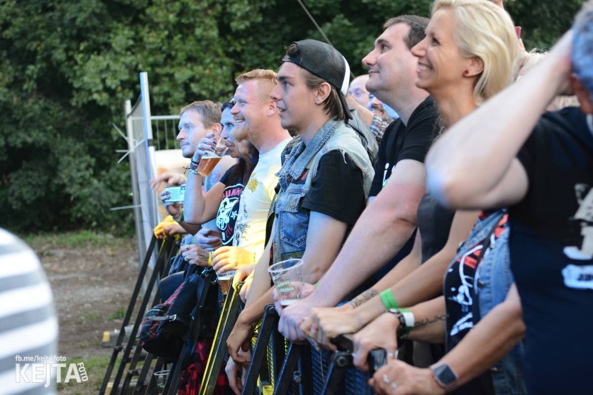 Páteční oslava Tří sester byla plná nejen punkových legend, zahráli Visací zámek, Ivan Mládek i Plexis