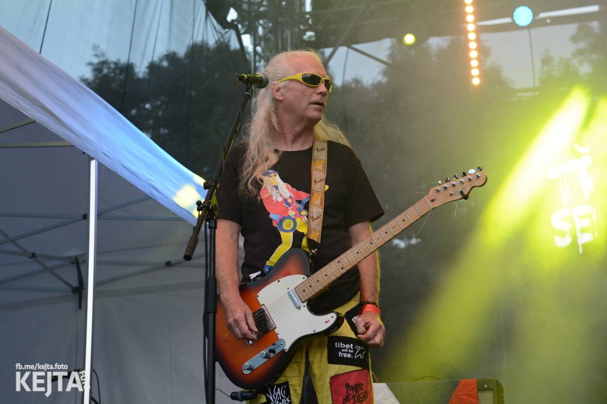 Páteční oslava Tří sester byla plná nejen punkových legend, zahráli Visací zámek, Ivan Mládek i Plexis