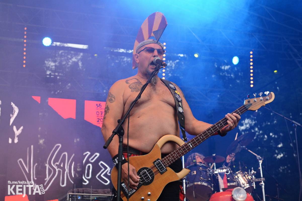 Páteční oslava Tří sester byla plná nejen punkových legend, zahráli Visací zámek, Ivan Mládek i Plexis