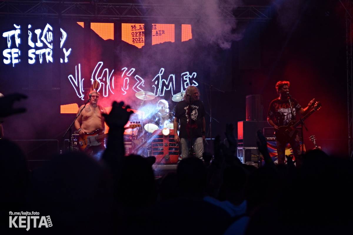 Páteční oslava Tří sester byla plná nejen punkových legend, zahráli Visací zámek, Ivan Mládek i Plexis