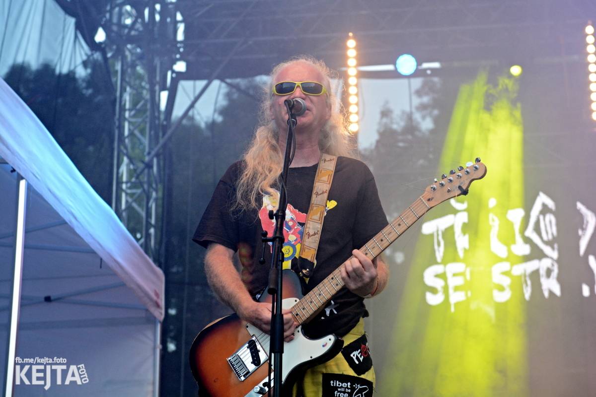 Páteční oslava Tří sester byla plná nejen punkových legend, zahráli Visací zámek, Ivan Mládek i Plexis