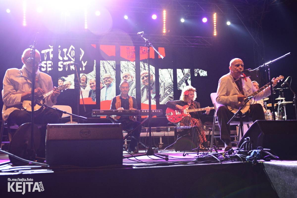 Páteční oslava Tří sester byla plná nejen punkových legend, zahráli Visací zámek, Ivan Mládek i Plexis