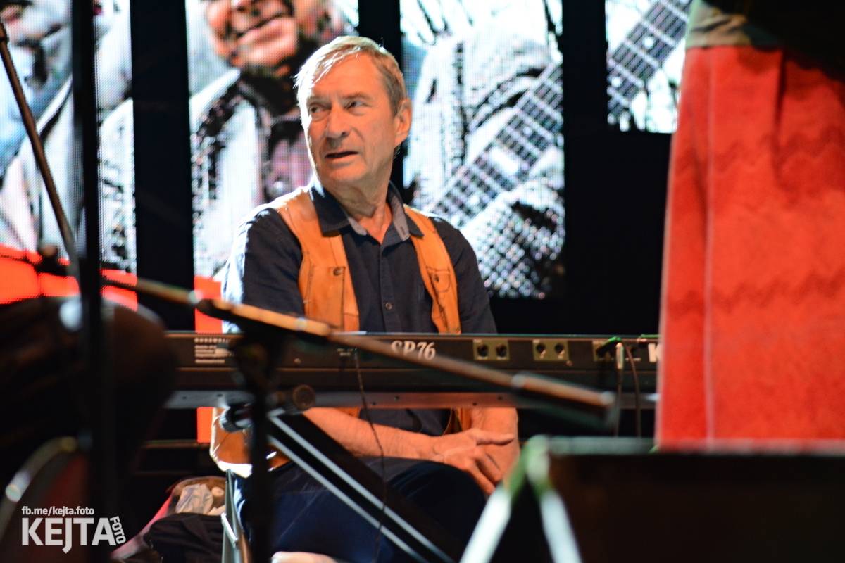 Páteční oslava Tří sester byla plná nejen punkových legend, zahráli Visací zámek, Ivan Mládek i Plexis