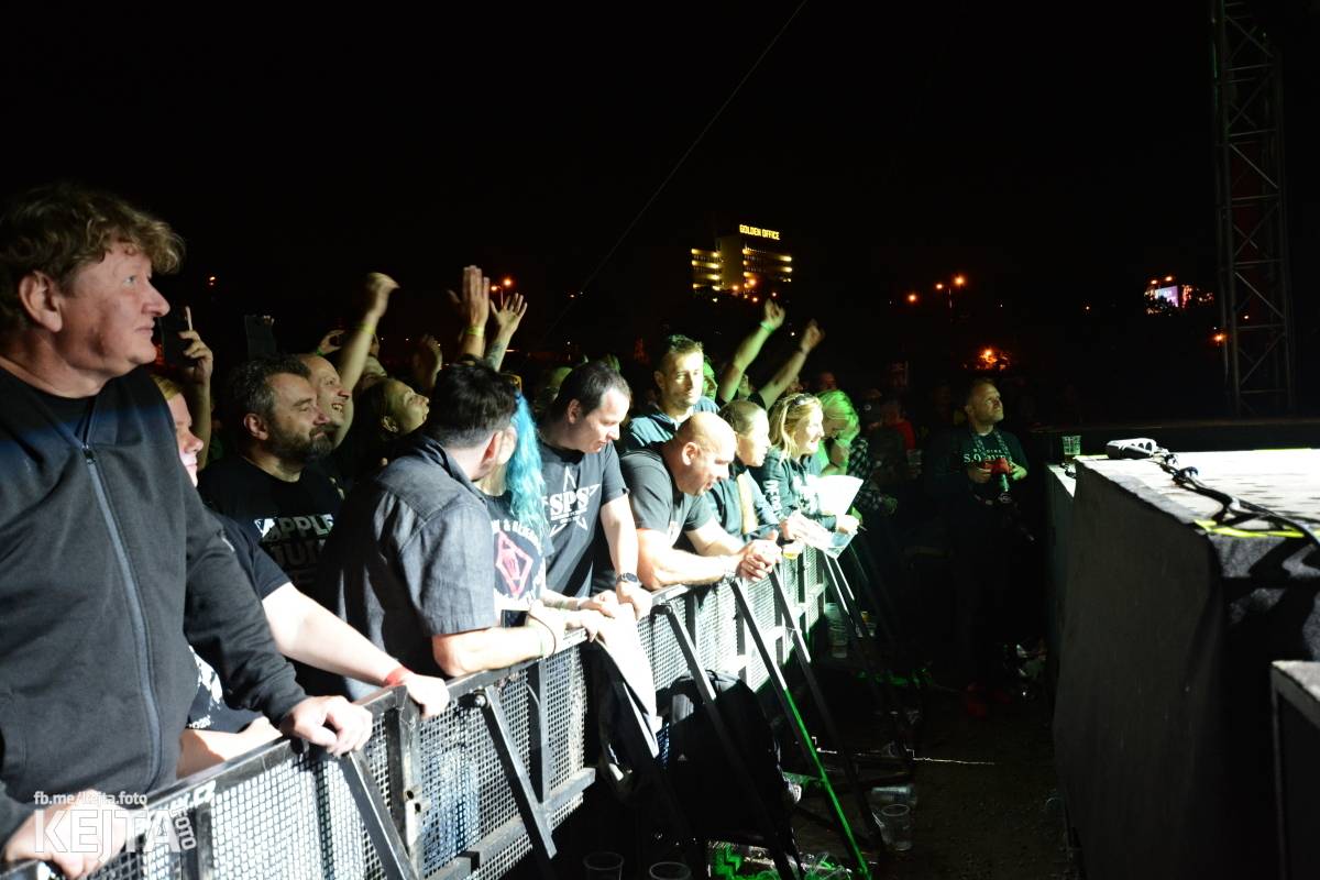 Páteční oslava Tří sester byla plná nejen punkových legend, zahráli Visací zámek, Ivan Mládek i Plexis