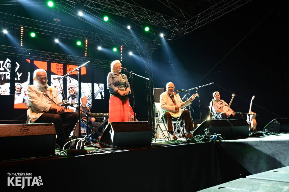 Páteční oslava Tří sester byla plná nejen punkových legend, zahráli Visací zámek, Ivan Mládek i Plexis