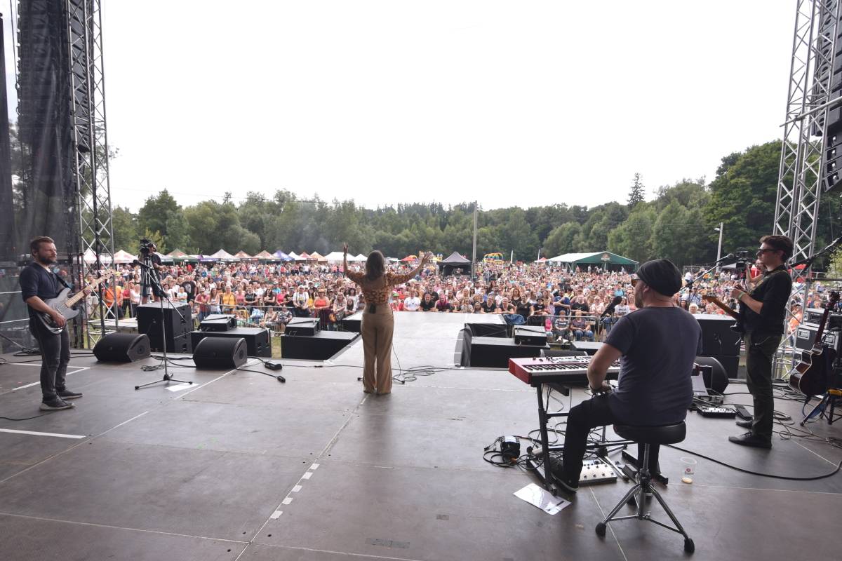 Jeleni si do Přibyslavi pozvali své přátele. Na festivalu jim zahráli Kateřina Marie Tichá i Mirai
