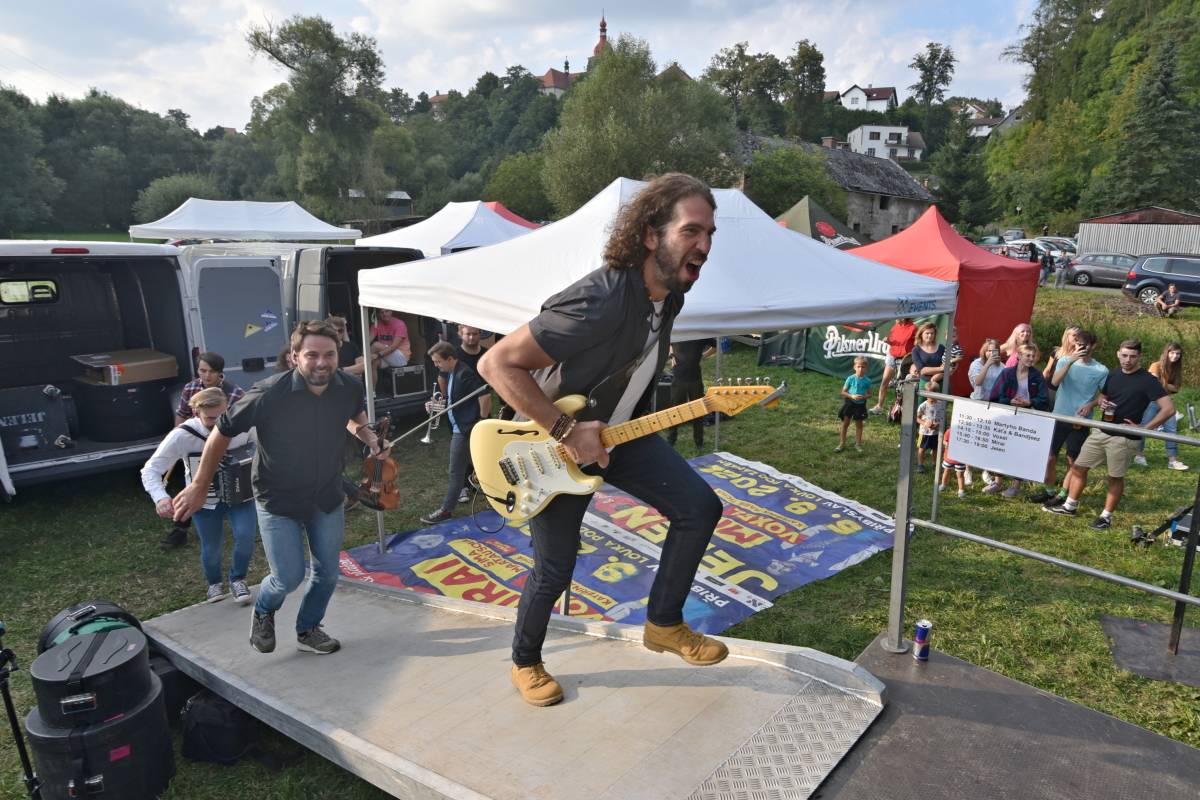Jeleni si do Přibyslavi pozvali své přátele. Na festivalu jim zahráli Kateřina Marie Tichá i Mirai