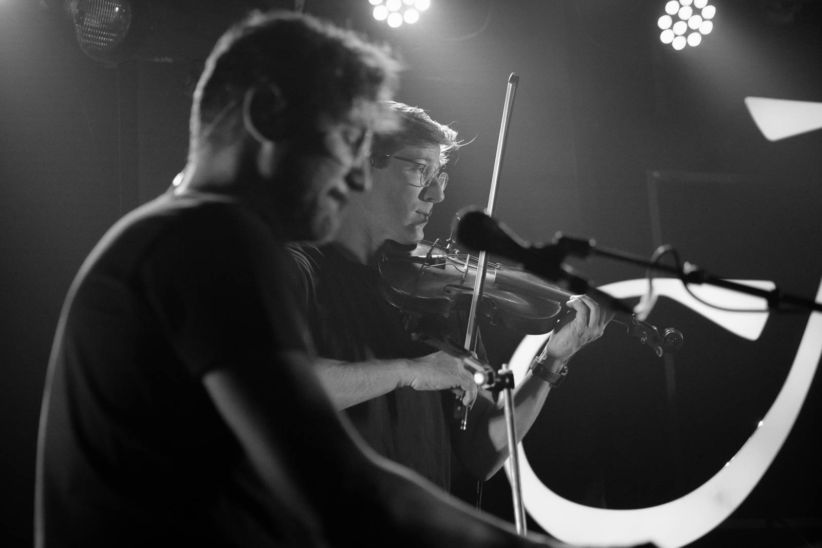 Smích, jásot i rytmické tleskání. To byli Mighty Oaks v pražském Rock Café