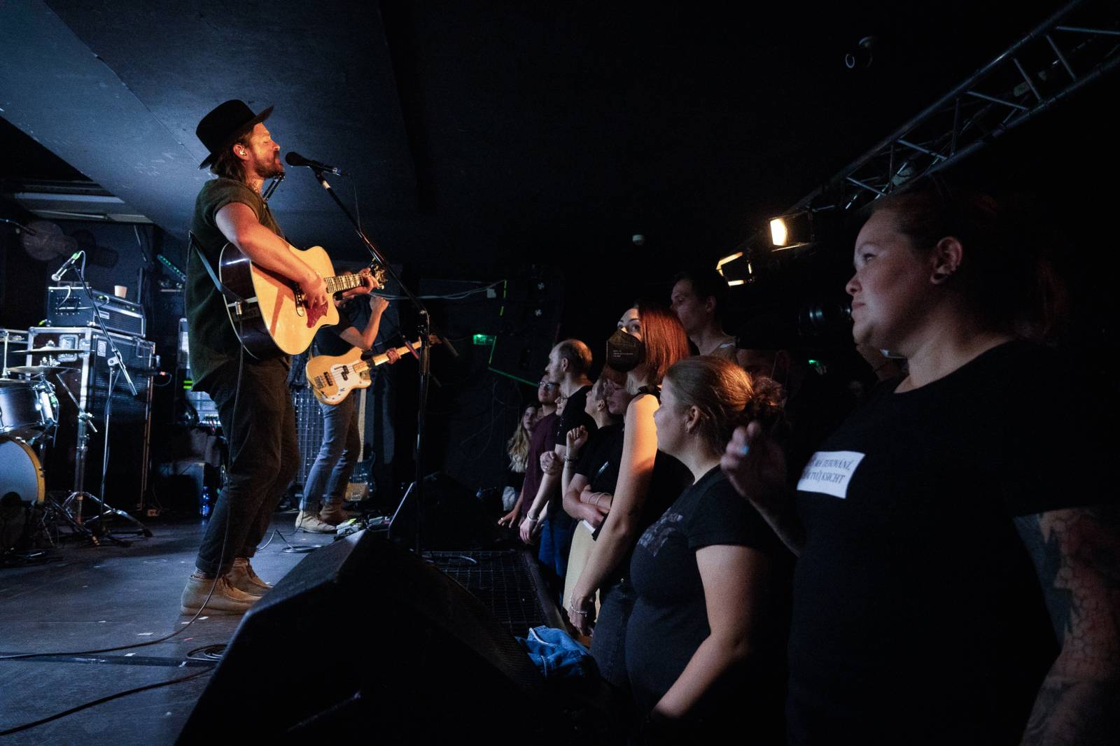 Smích, jásot i rytmické tleskání. To byli Mighty Oaks v pražském Rock Café