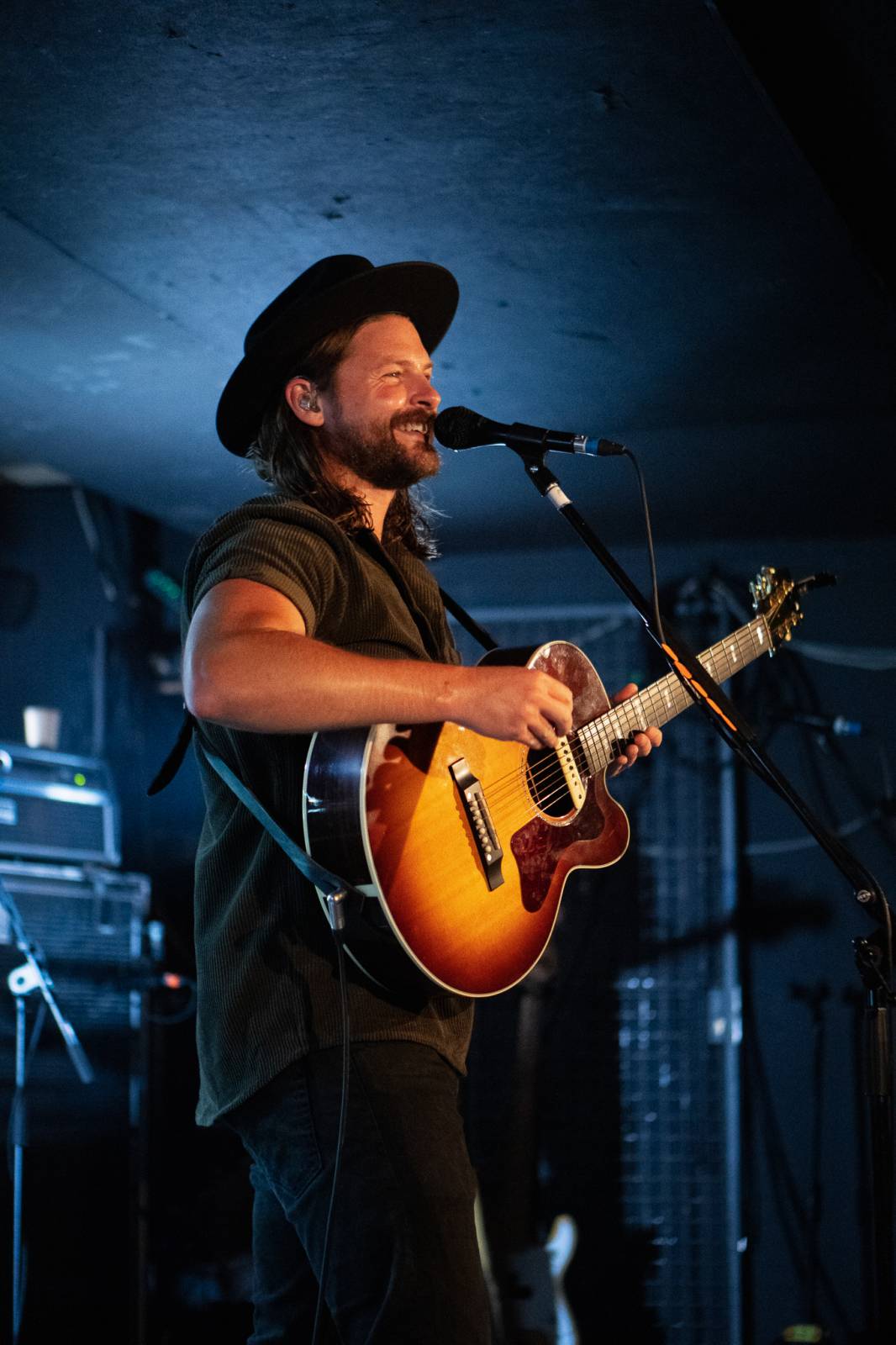 Smích, jásot i rytmické tleskání. To byli Mighty Oaks v pražském Rock Café