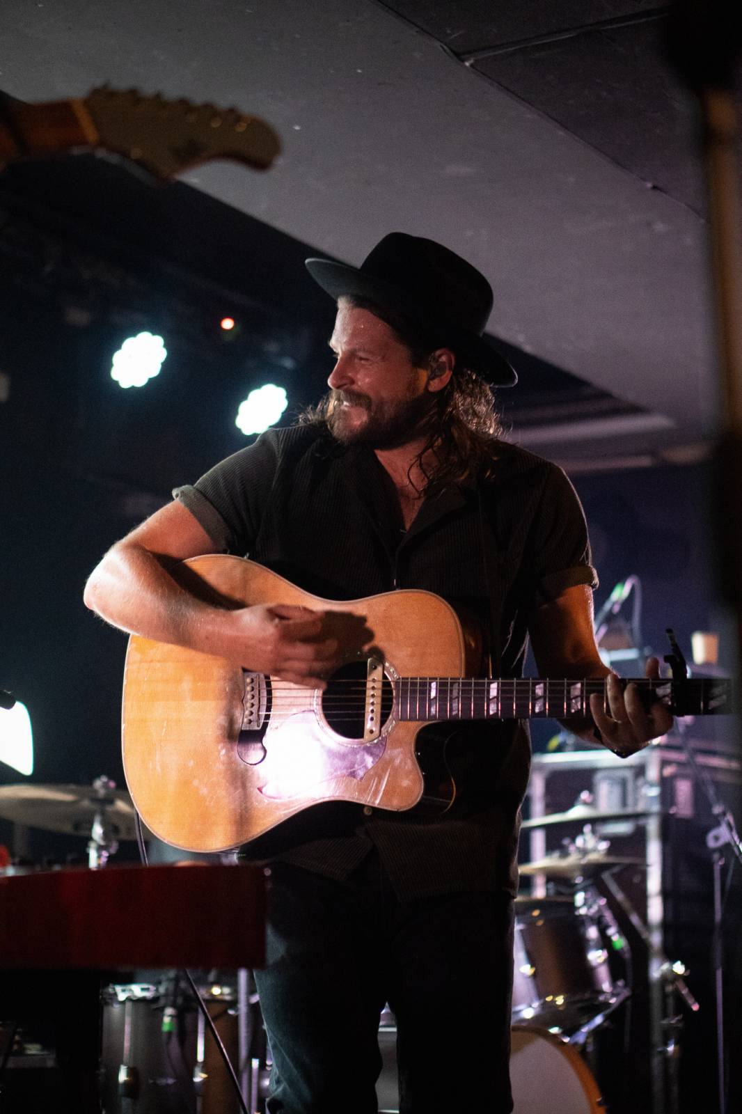 Smích, jásot i rytmické tleskání. To byli Mighty Oaks v pražském Rock Café