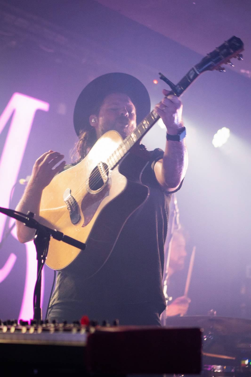 Smích, jásot i rytmické tleskání. To byli Mighty Oaks v pražském Rock Café