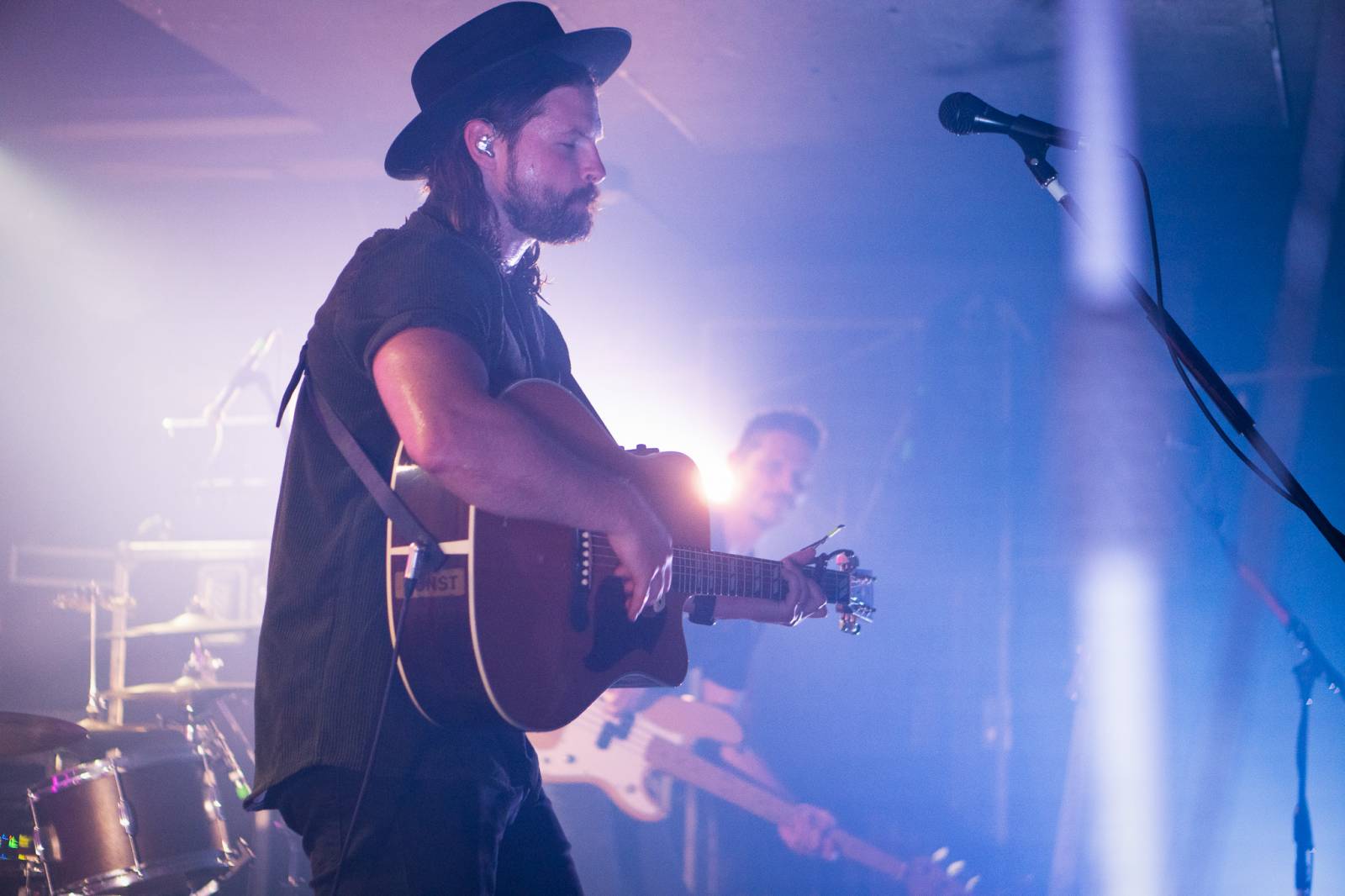 Smích, jásot i rytmické tleskání. To byli Mighty Oaks v pražském Rock Café