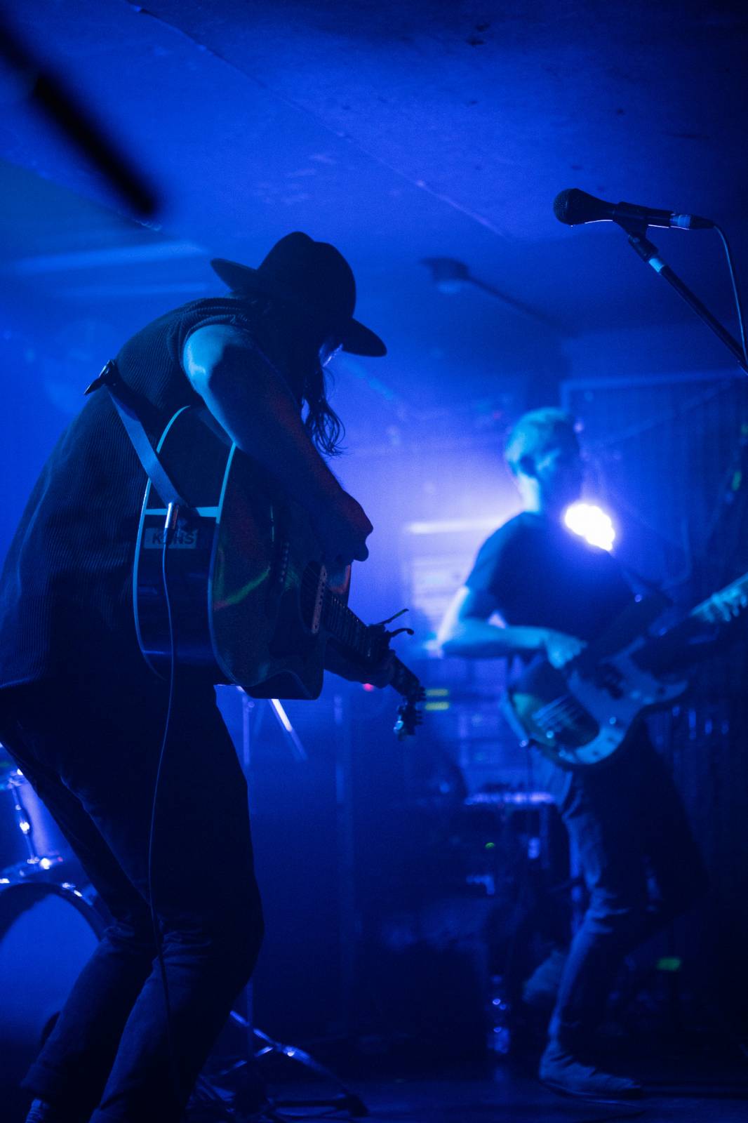 Smích, jásot i rytmické tleskání. To byli Mighty Oaks v pražském Rock Café