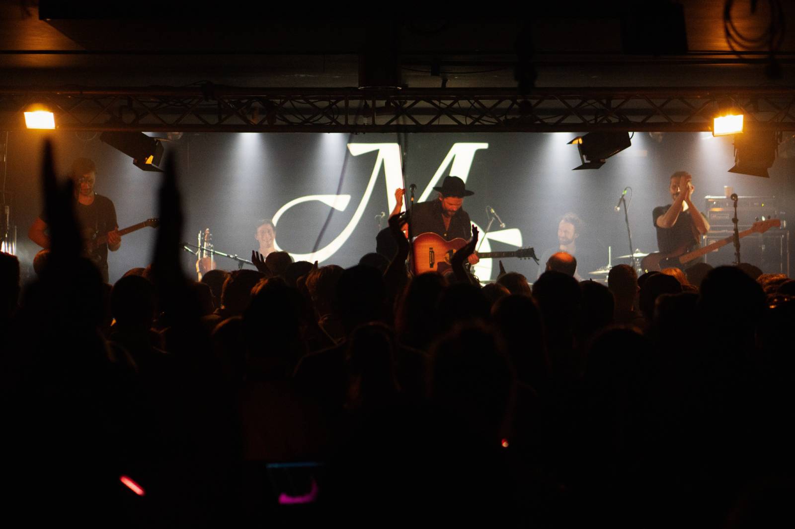 Smích, jásot i rytmické tleskání. To byli Mighty Oaks v pražském Rock Café