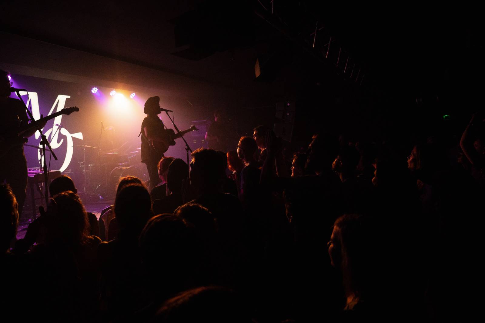 Smích, jásot i rytmické tleskání. To byli Mighty Oaks v pražském Rock Café