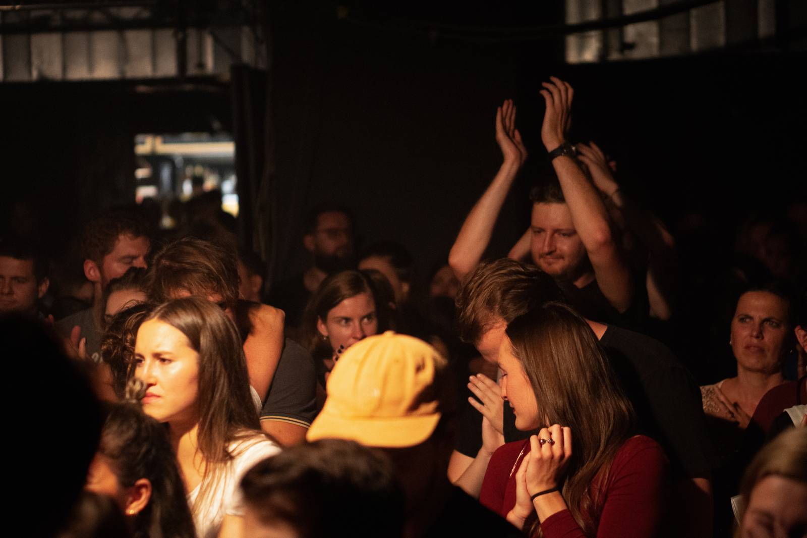 Smích, jásot i rytmické tleskání. To byli Mighty Oaks v pražském Rock Café