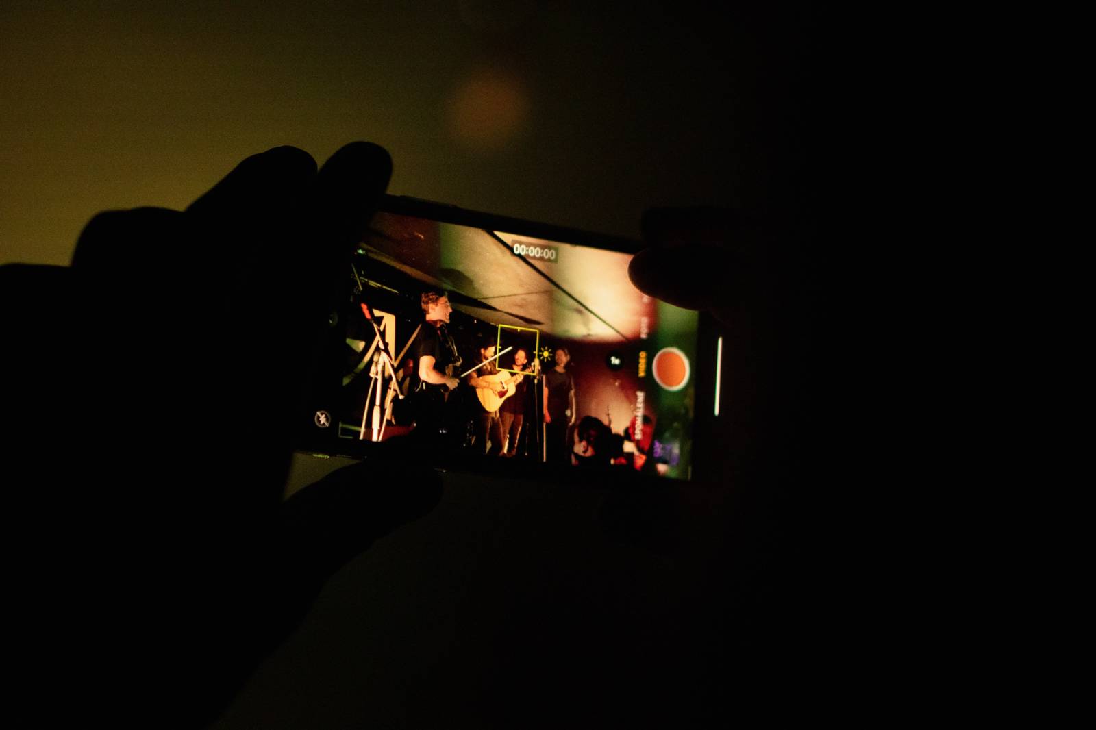 Smích, jásot i rytmické tleskání. To byli Mighty Oaks v pražském Rock Café