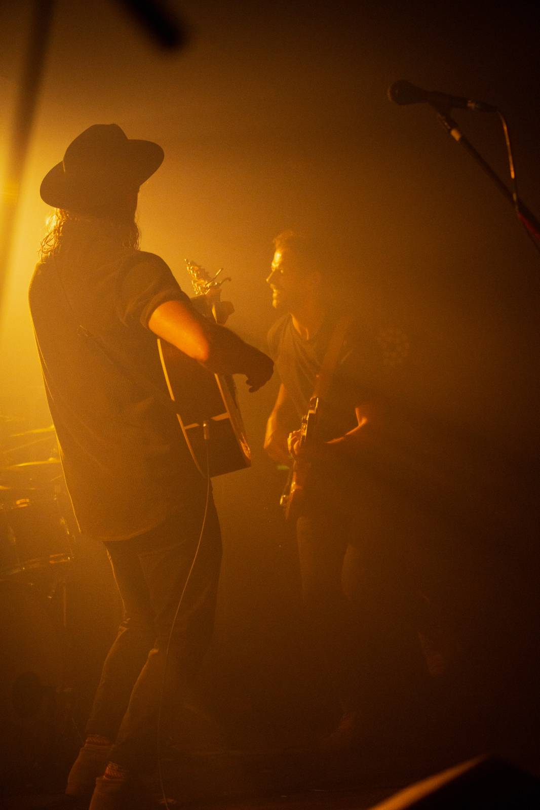 Smích, jásot i rytmické tleskání. To byli Mighty Oaks v pražském Rock Café