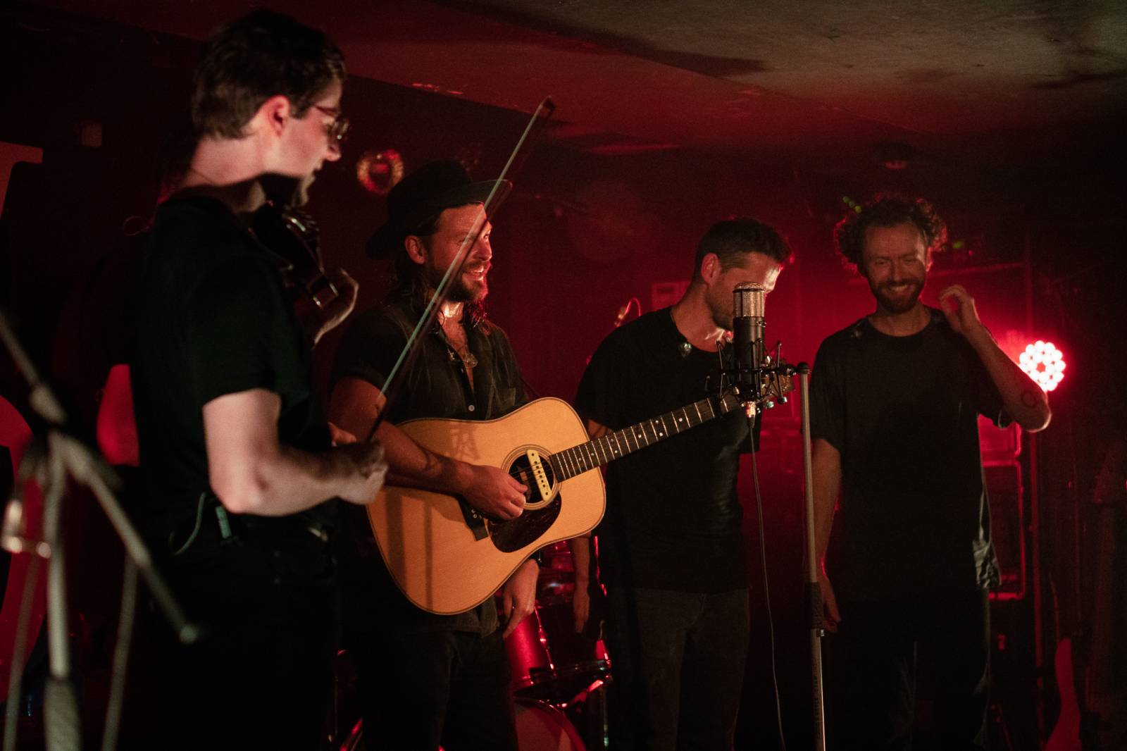 Smích, jásot i rytmické tleskání. To byli Mighty Oaks v pražském Rock Café