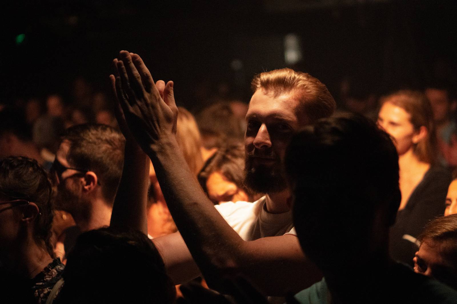 Smích, jásot i rytmické tleskání. To byli Mighty Oaks v pražském Rock Café