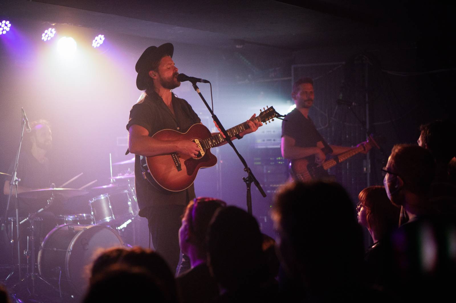 Smích, jásot i rytmické tleskání. To byli Mighty Oaks v pražském Rock Café