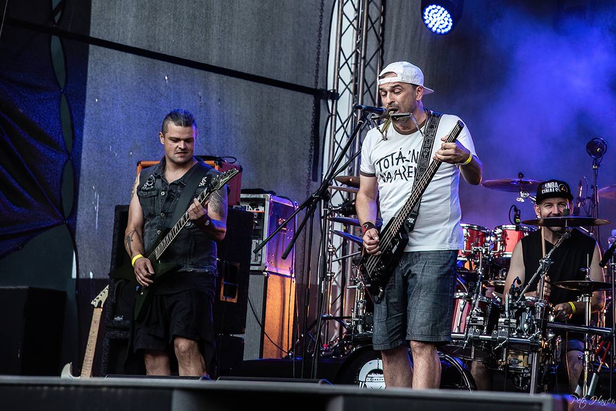 Lucie a Totální nasazení zazpívali pro Nemocnici Slaný své největší hity