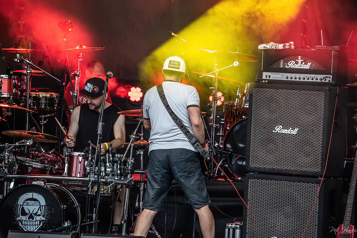 Lucie a Totální nasazení zazpívali pro Nemocnici Slaný své největší hity