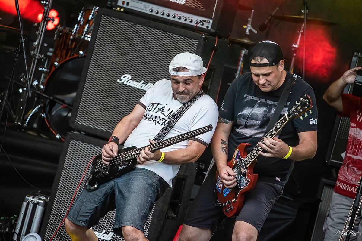 Lucie a Totální nasazení zazpívali pro Nemocnici Slaný své největší hity