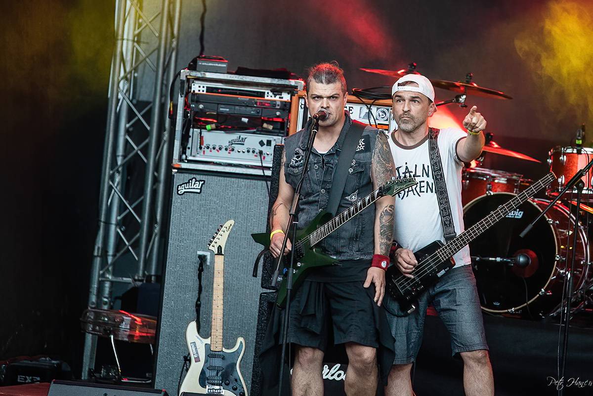 Lucie a Totální nasazení zazpívali pro Nemocnici Slaný své největší hity