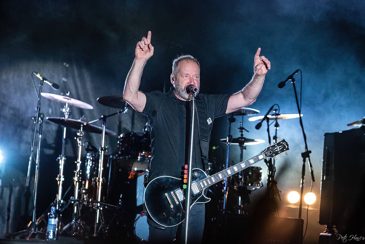 Lucie a Totální nasazení zazpívali pro Nemocnici Slaný své největší hity