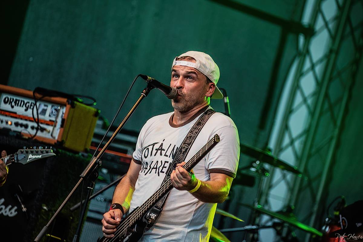 Lucie a Totální nasazení zazpívali pro Nemocnici Slaný své největší hity