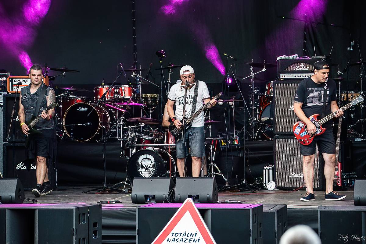 Lucie a Totální nasazení zazpívali pro Nemocnici Slaný své největší hity