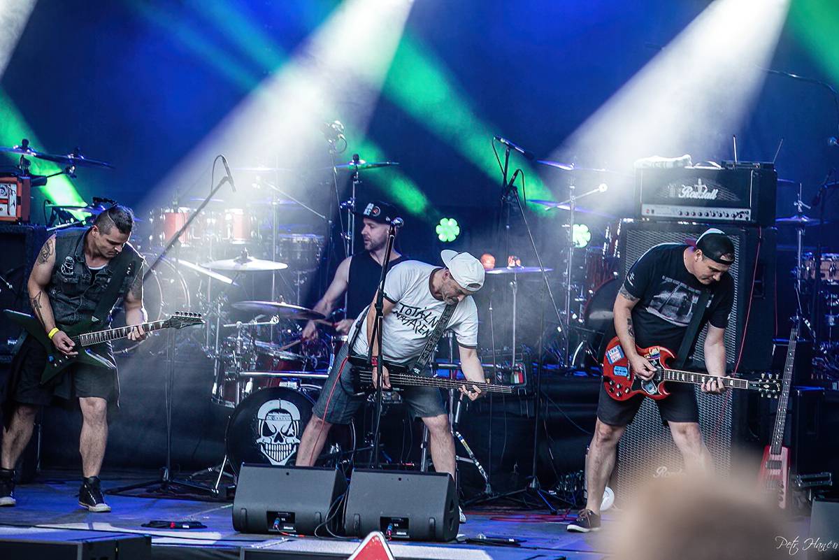 Lucie a Totální nasazení zazpívali pro Nemocnici Slaný své největší hity