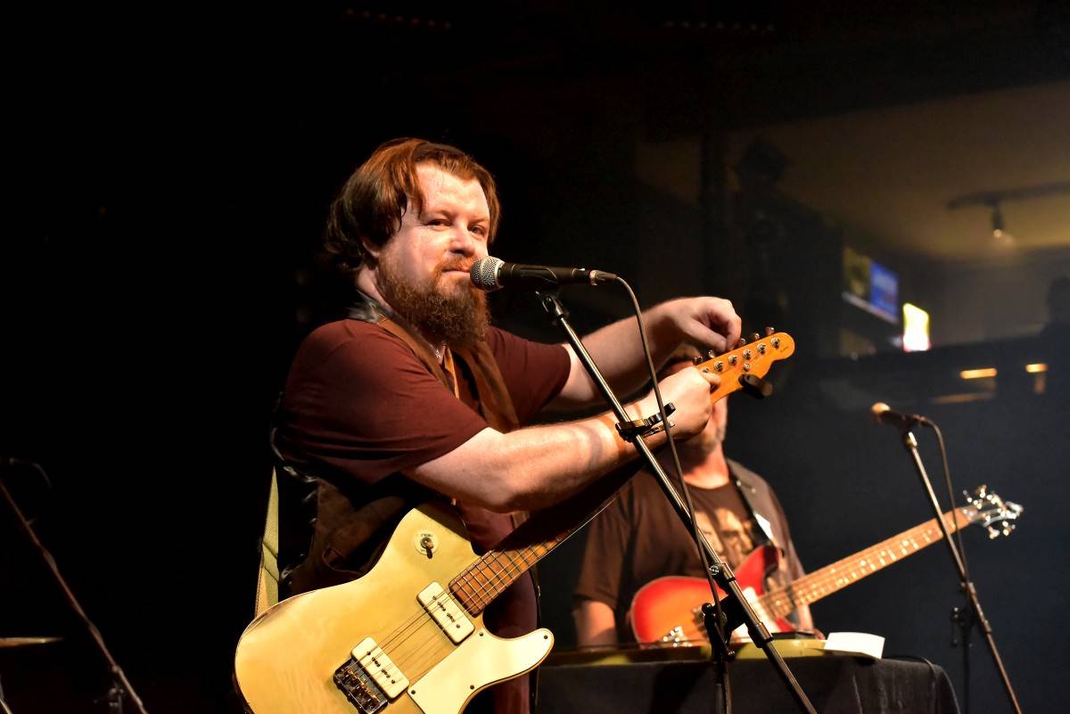 Bluesrockový kytarista Damon Fowler zahrál poprvé v Praze