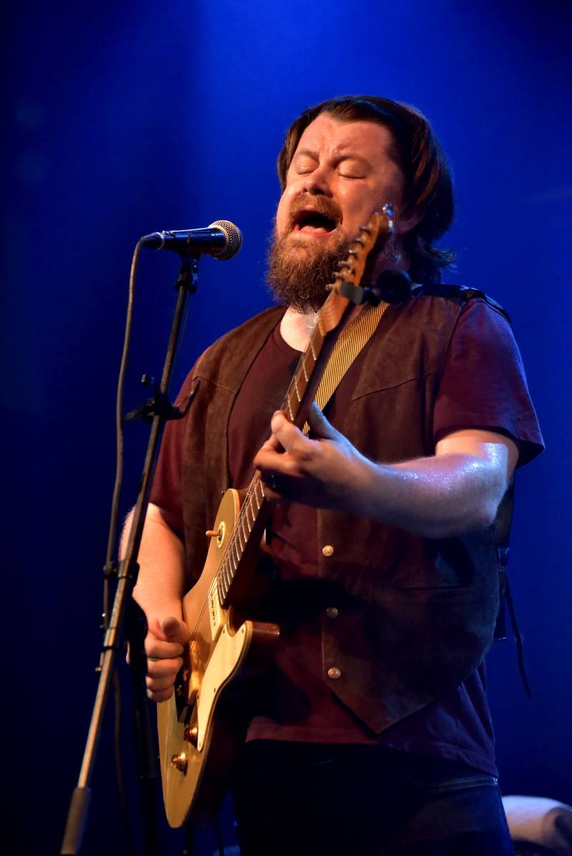 Bluesrockový kytarista Damon Fowler zahrál poprvé v Praze