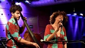 Jazz kořeněný New Yorkem, Paříží i Karibikem zněl vyprodaným Jazz Dockem v podání Cyrille Aimée