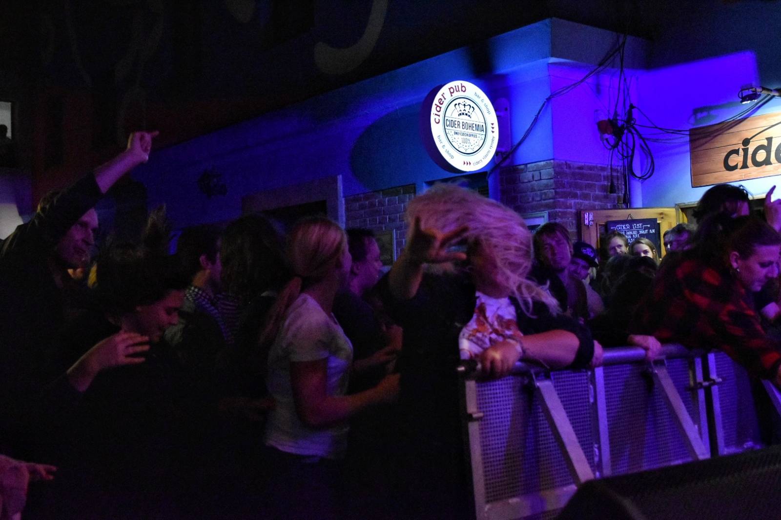 Vypsaná fiXa dorazila do Plzně, vzduchem létaly vlasy, boty i oblečení