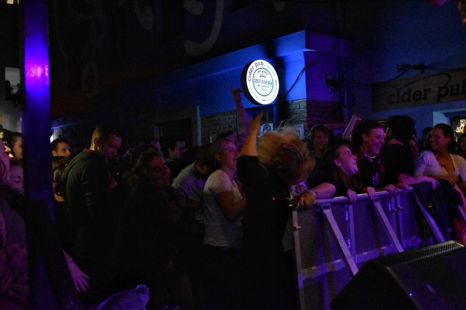 Vypsaná fiXa dorazila do Plzně, vzduchem létaly vlasy, boty i oblečení