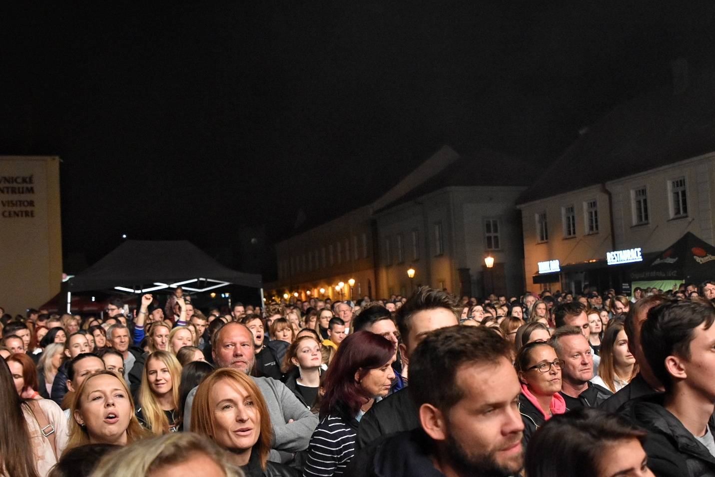 Chinaski rozezpívali plzeňské publikum svými největšími hity, předskakoval jim Marcell