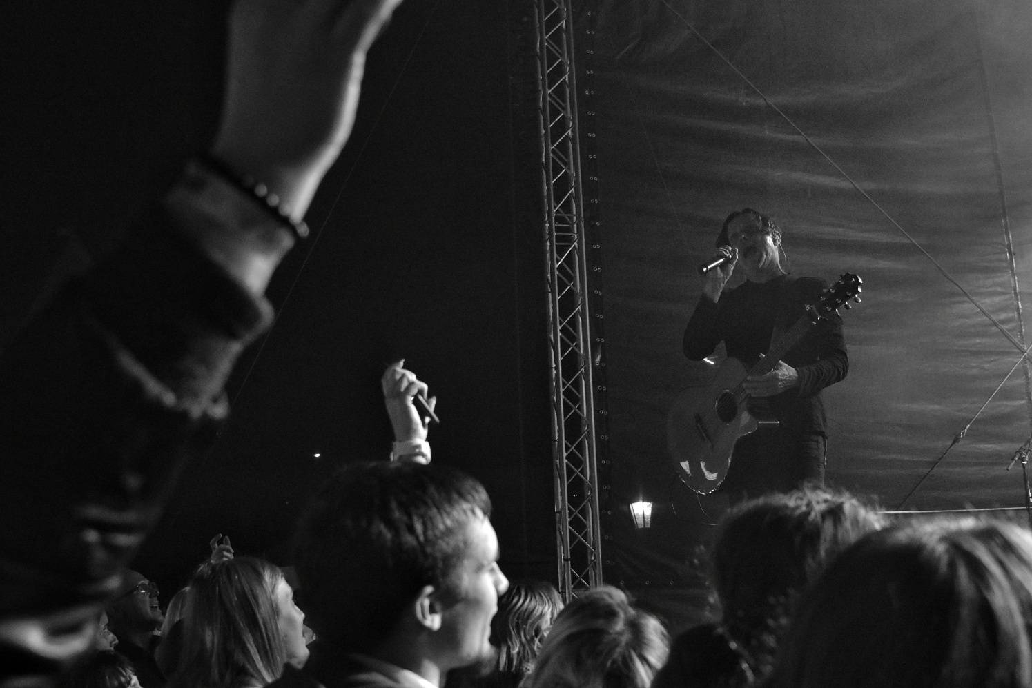 Chinaski rozezpívali plzeňské publikum svými největšími hity, předskakoval jim Marcell