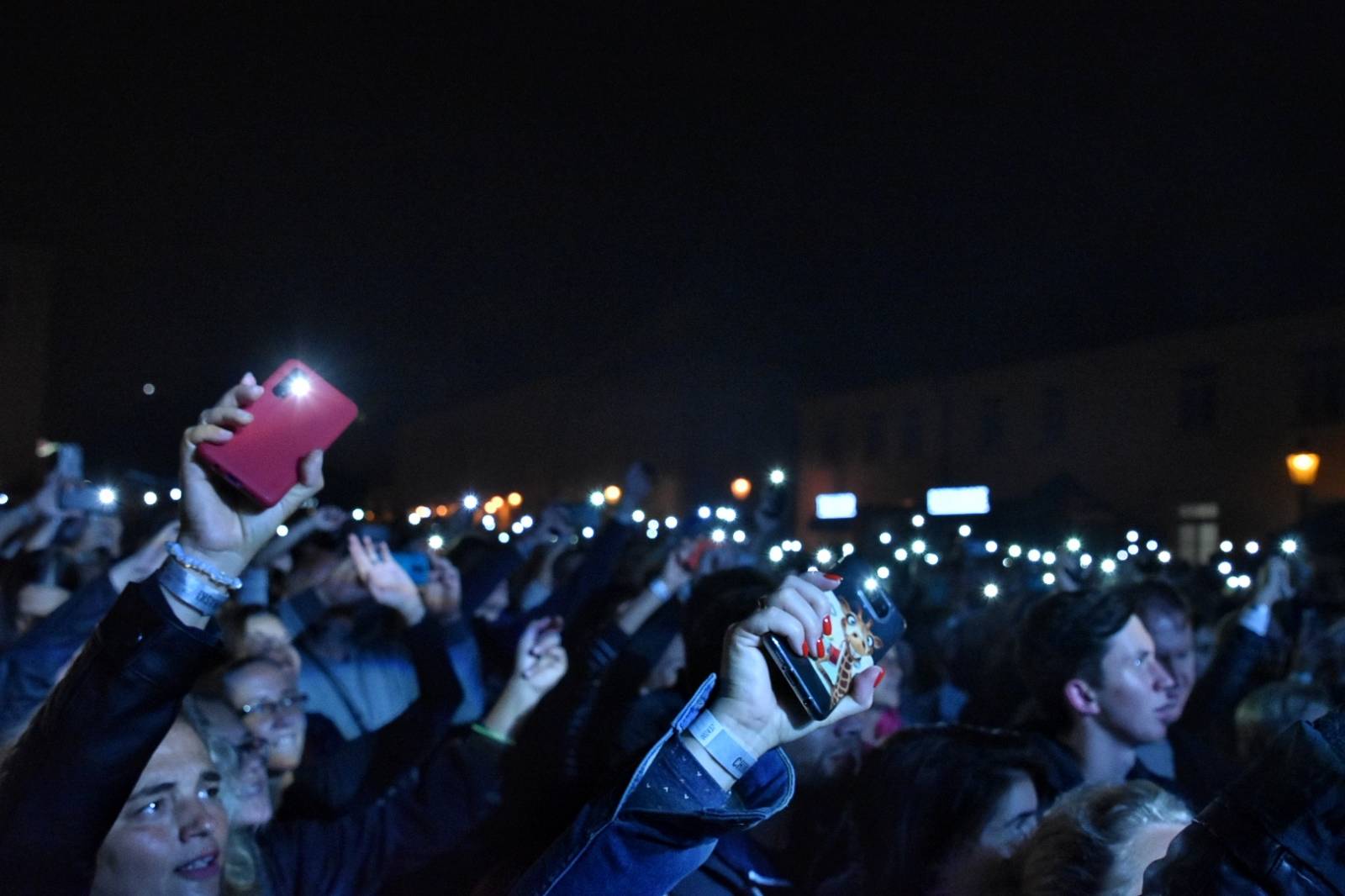 Chinaski rozezpívali plzeňské publikum svými největšími hity, předskakoval jim Marcell