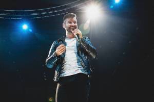 Marek Ztracený v Pardubicích spadl z pódia, i přes zranění přivedl publikum do varu