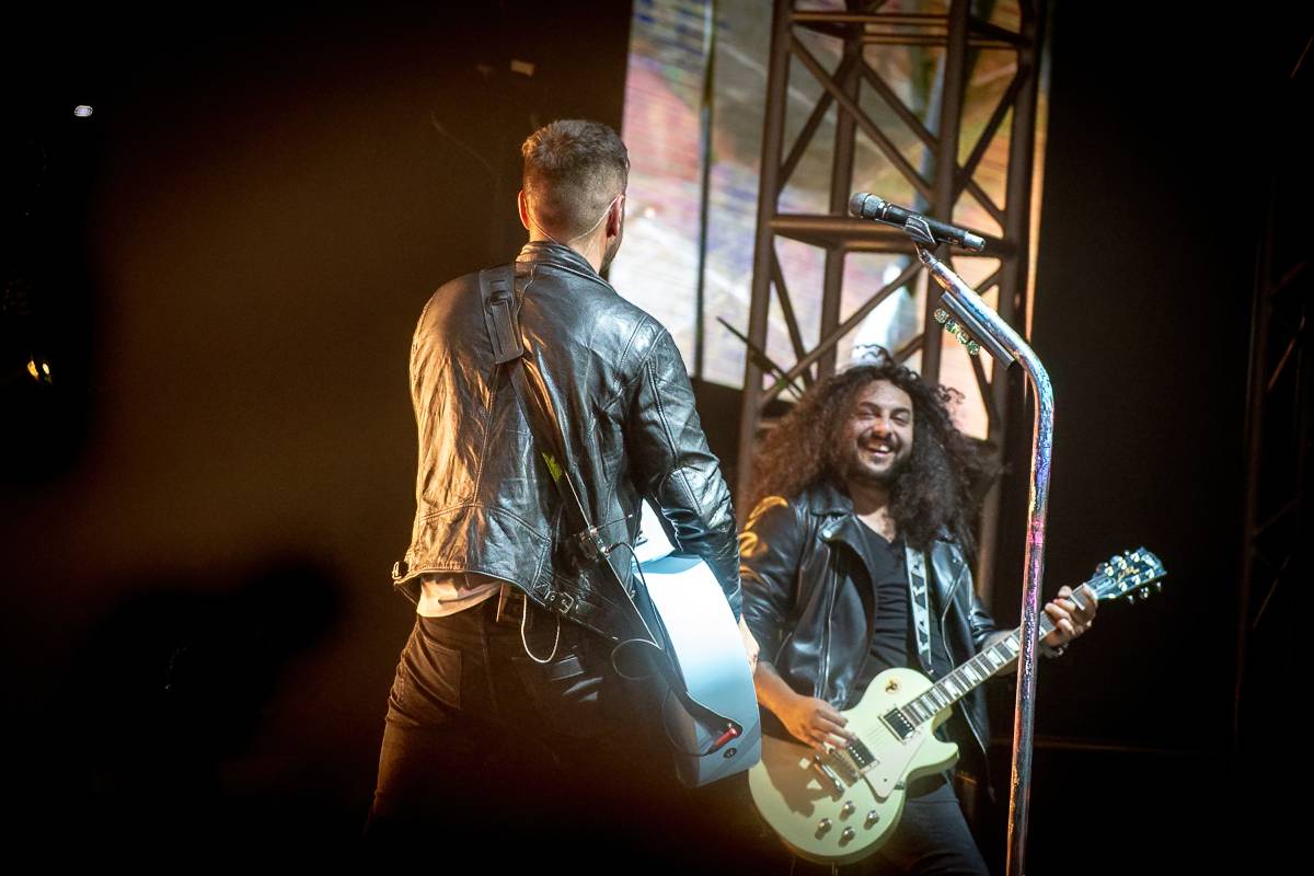 Marek Ztracený v Pardubicích spadl z pódia, i přes zranění přivedl publikum do varu