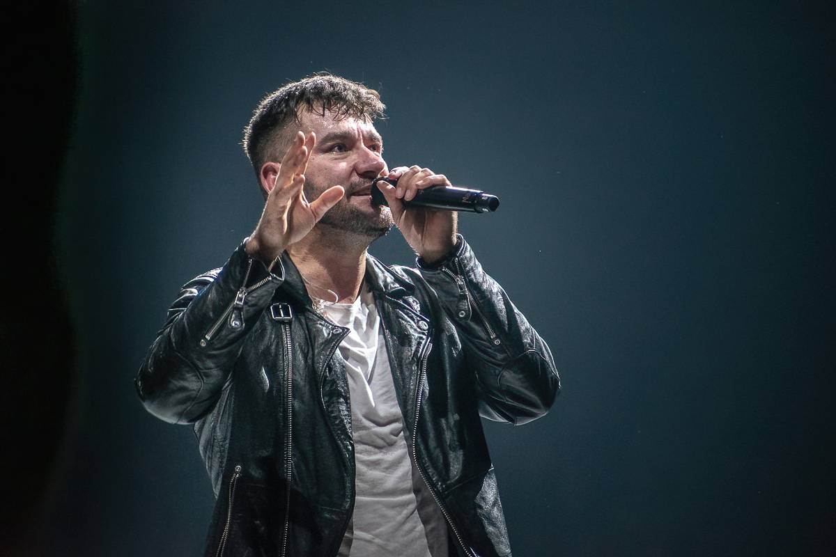 Marek Ztracený v Pardubicích spadl z pódia, i přes zranění přivedl publikum do varu