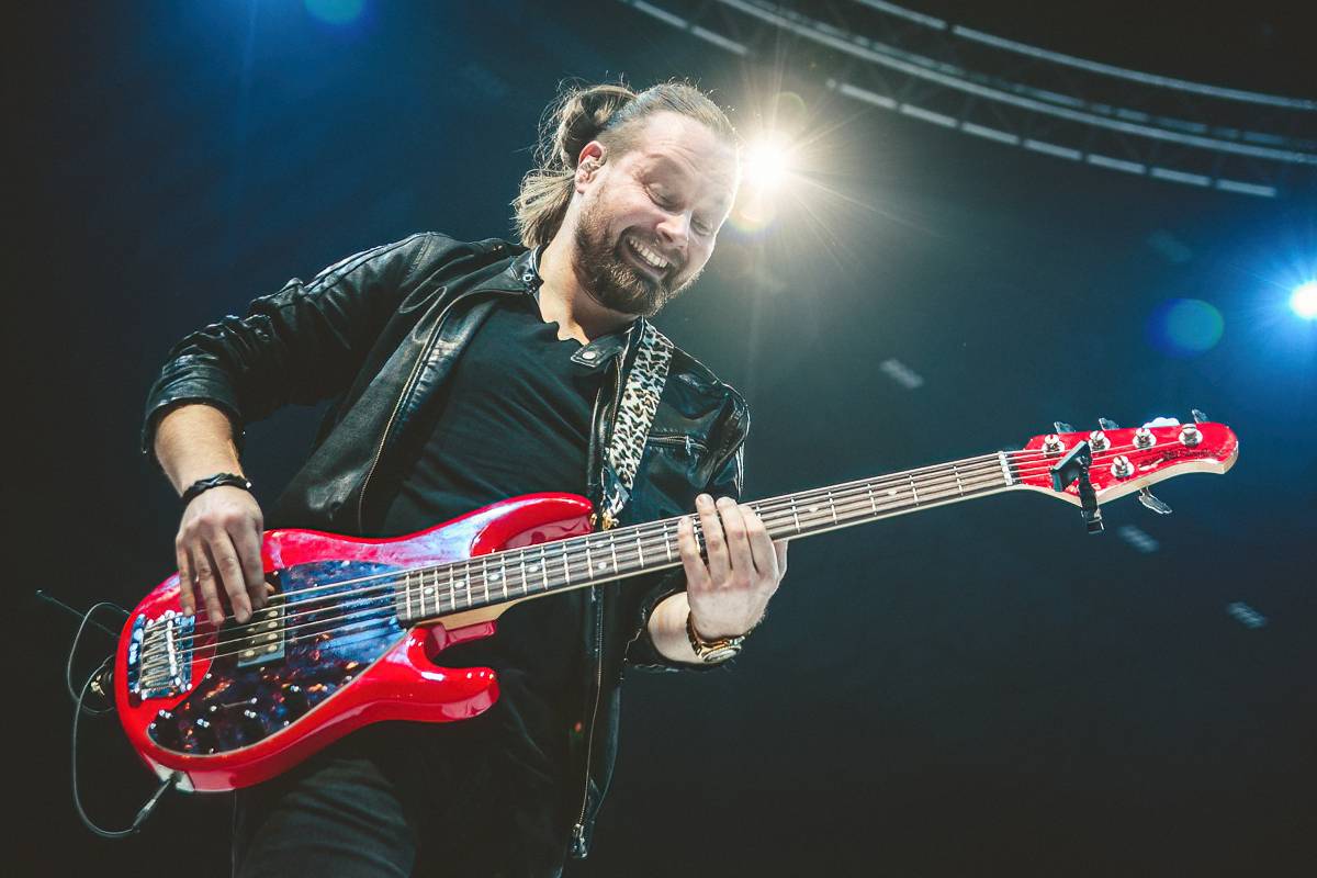 Marek Ztracený v Pardubicích spadl z pódia, i přes zranění přivedl publikum do varu