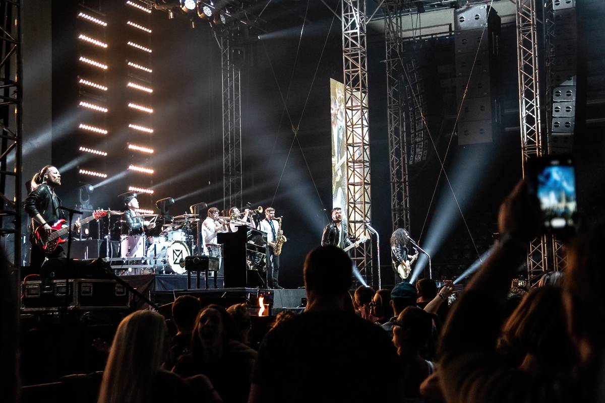 Marek Ztracený v Pardubicích spadl z pódia, i přes zranění přivedl publikum do varu