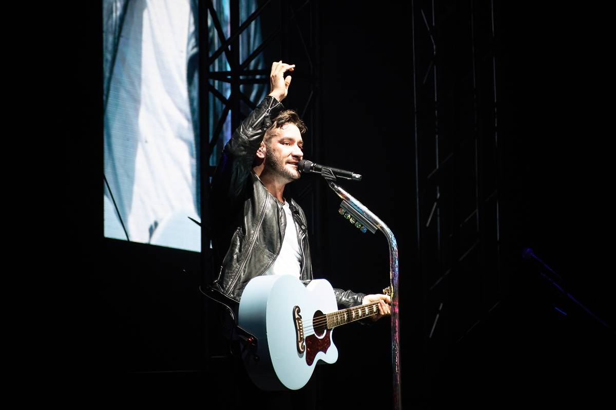 Marek Ztracený v Pardubicích spadl z pódia, i přes zranění přivedl publikum do varu