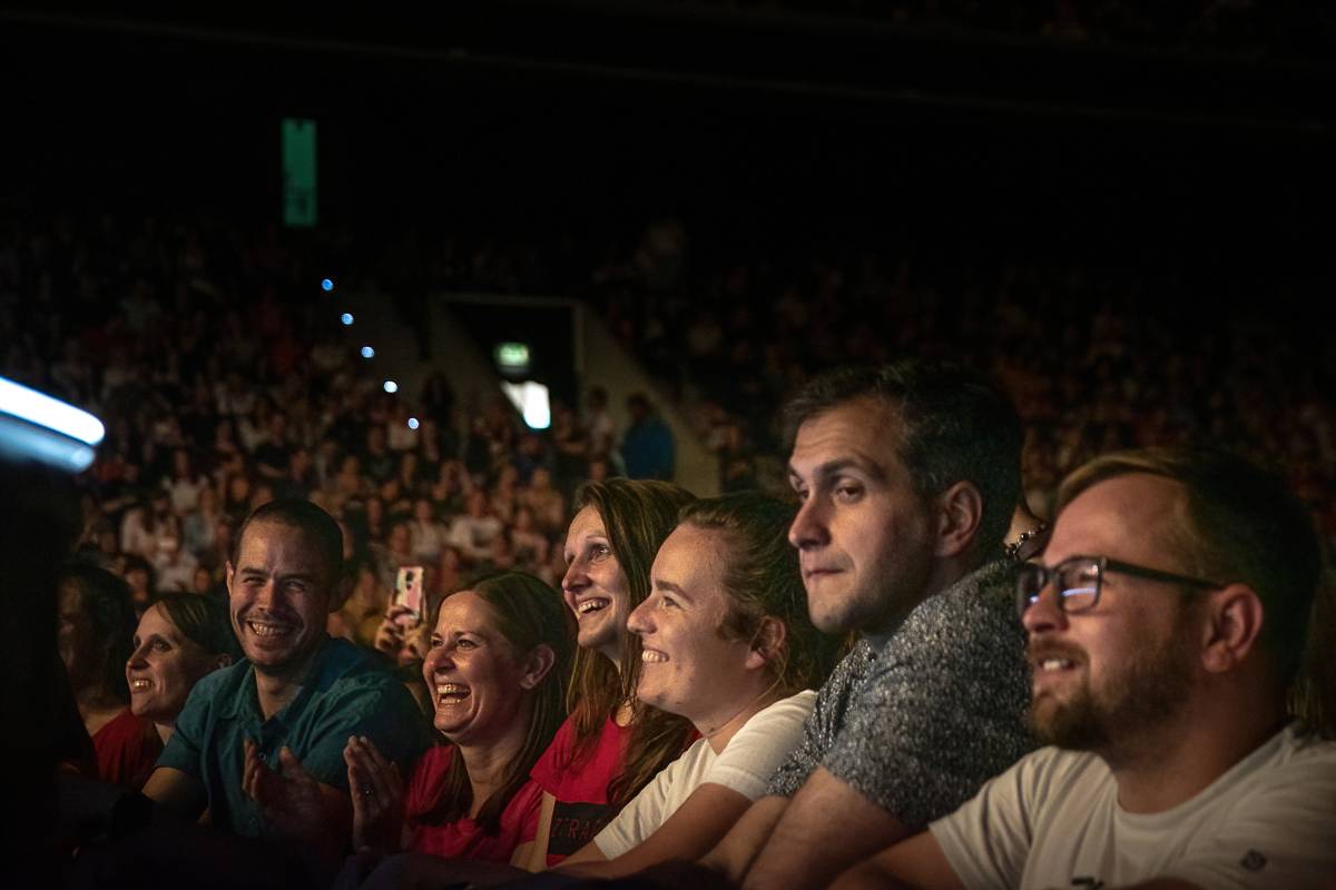 Marek Ztracený v Pardubicích spadl z pódia, i přes zranění přivedl publikum do varu